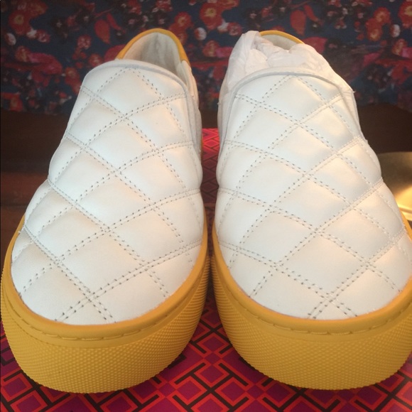 Tory Burch Snow White - Picture 3 of 5